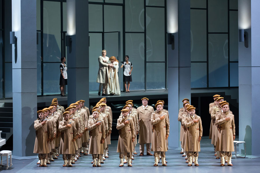 Der Chor der Oper Leipzig als Krieger von Gunther in der Götterdämmerung © Tom SChulze