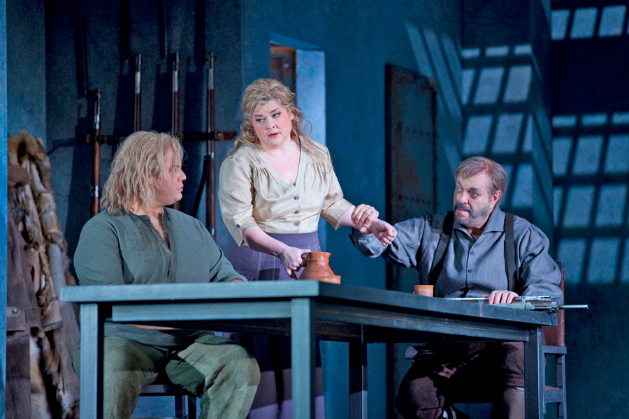 Die Walküre Szenenfoto mit Siegmund, Sieglinde und Hunding © Tom Schulze