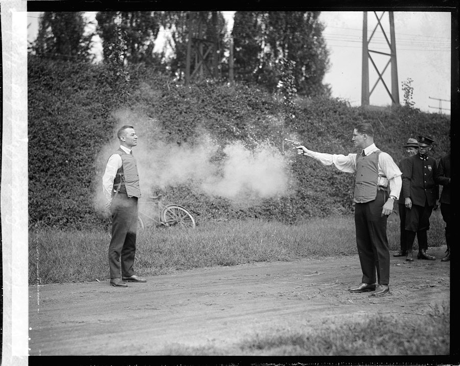 Unbekannter Fotograf Test einer kugelsicheren Weste 1923 © Library of Congress Unbekannter Fotograf Test einer kugelsicheren Weste 1923 © Library of Congress