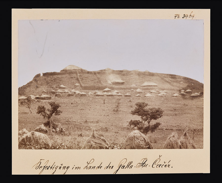 Arthur Rimbaud (1854–1891) Befestigungsanlagen im Oromo-Hochland von Itu Äthiopien, 1885 © KHM Arthur Rimbaud (1854–1891) Befestigungsanlagen im Oromo-Hochland von Itu Äthiopien, 1885 © KHM