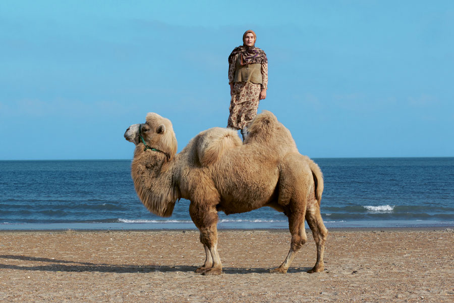 Taus Machacheva, Super Taus and a Camel Yasha, 2017, Foto: Imam Guseinov