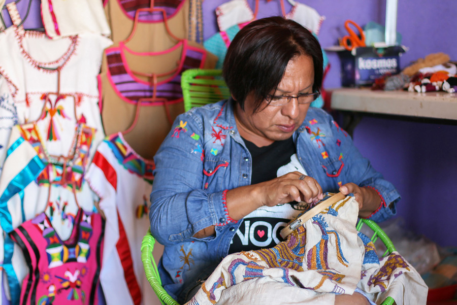 Ulises Tapia Merino fertigt Stickereien, Foto: Carlos Barrera Reyes Ulises Tapia Merino fertigt Stickereien, Foto: Carlos Barrera Reyes