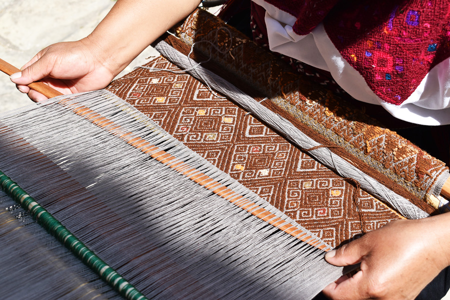 Fidencia Pérez Hernández webt ein Motiv, das das Universum symbolisiert, Foto: Carlos Barrera Reyes  Fidencia Pérez Hernández webt ein Motiv, das das Universum symbolisiert, Foto: Carlos Barrera Reyes