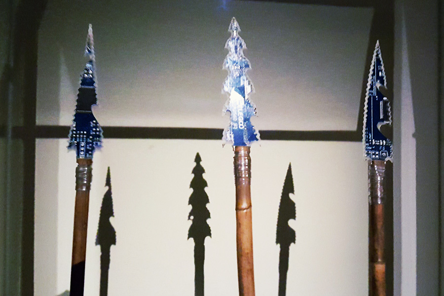 Drei Speerspitzen aus Computerplatinen 