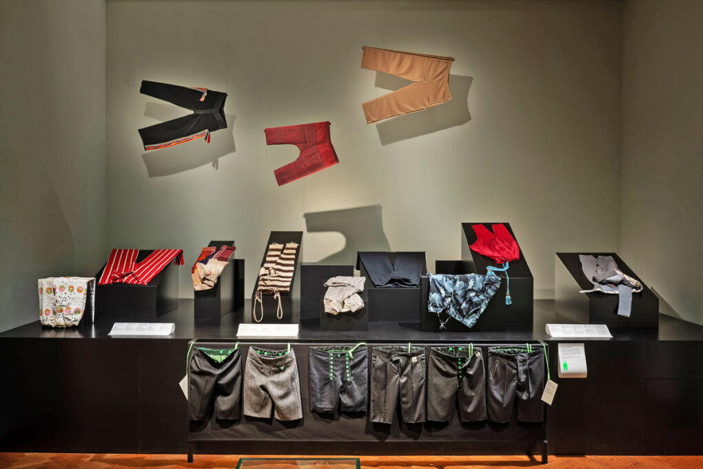 Wer hat die Hosen an? Ausstellungsansicht © KHM-Museumsverband, Foto: Daniel Sostaric