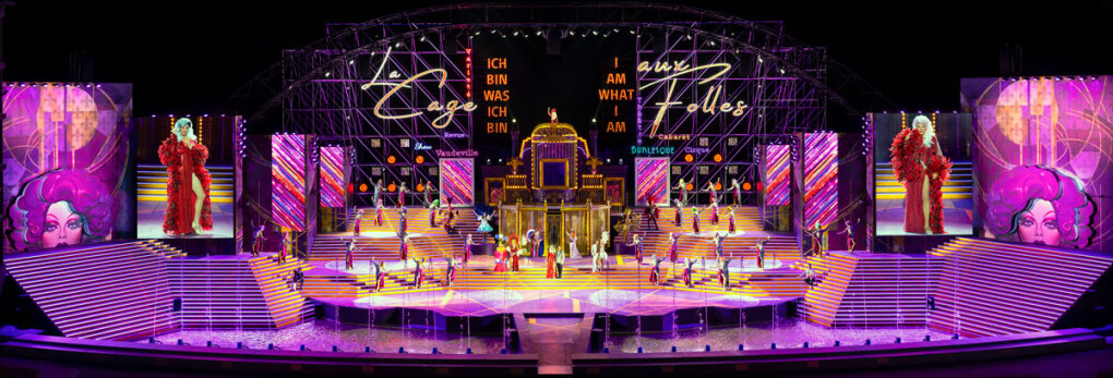 La Cage aux Folles über die gesamte Breite der Bühne © Kurt Pinter La Cage aux Folles über die gesamte Breite der Bühne © Kurt Pinter