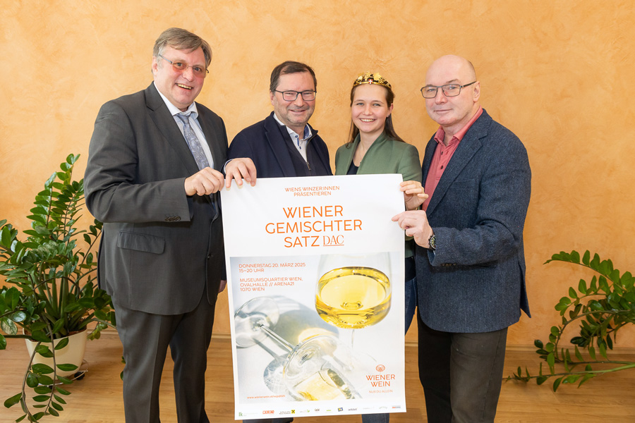 v.l.n.r.: KommR Ewald Schwarz, LK-Präsident Norbert Walter, Weinprinzessin Anna Langes, 