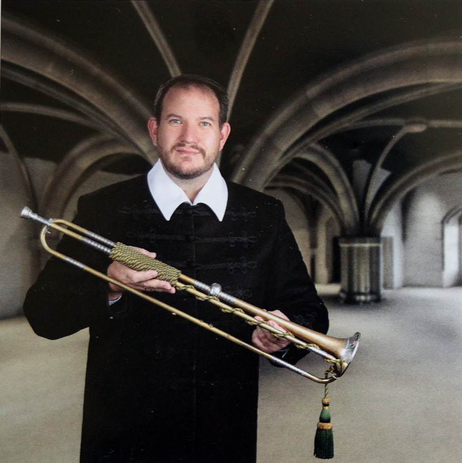 Kristián Kováts mit einer Naturtrompete Foto aus dem Booklet der besprochenen CD