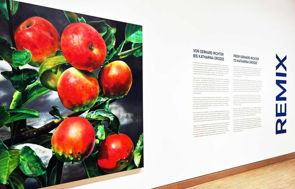 Wandtext zur Ausstellung mit Werk von Karin Kneffelzur 