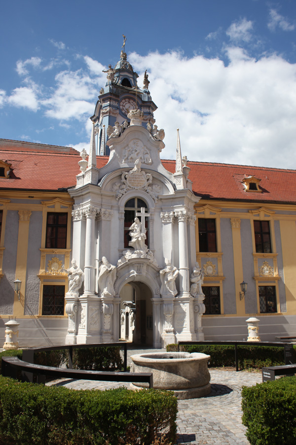 Beredtes Eingansportal der Stiftskirche