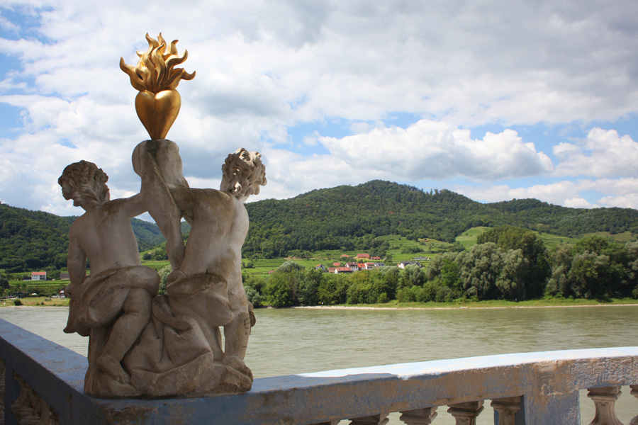 Das Brennende Herz auf der Balustrade des Stiftes