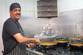 Zweiter Küchenchef Raj Pal an den Pfannen mit den Saucen