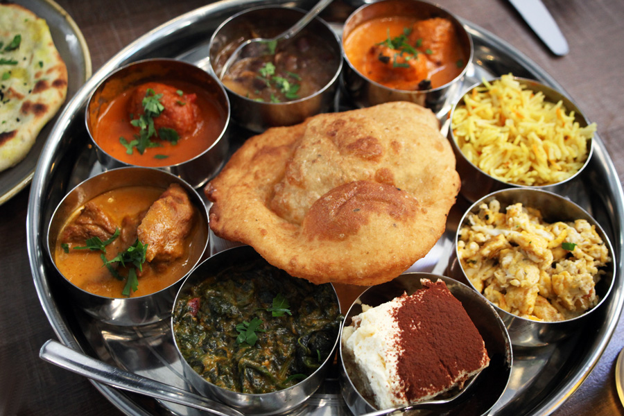 Eine Thali, das traditionelle indische Familienessen