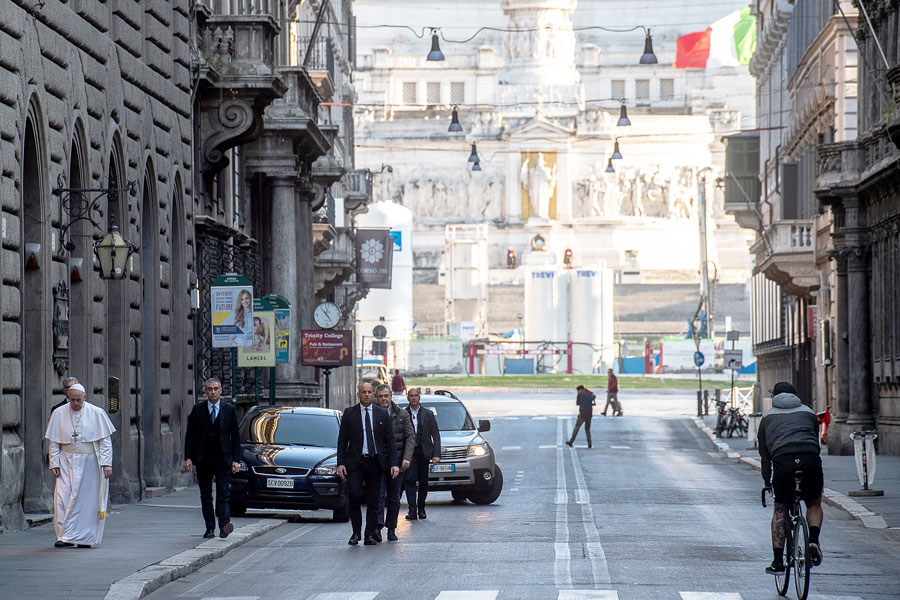Auf dem Weg zur Kirche San Marcello durch das verlassene Rom der Pandemie. © Vatican Pool/Vatican 