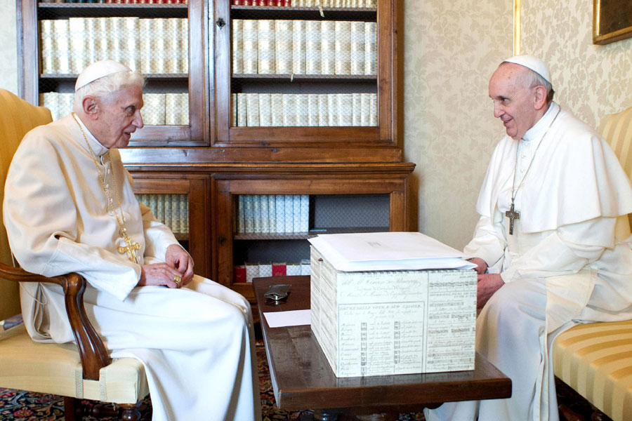 Benedikt überreichte mir einen großen weißen Karton voller Dokumente. © Osservatore Romano Vatican 