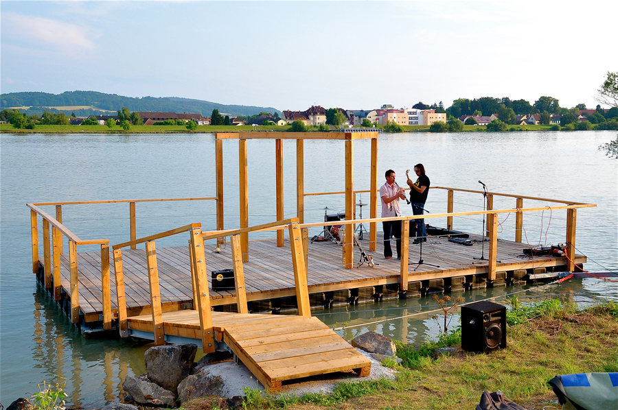 Bühlmann, Klein Pöchlarn, Holzsteg mit Musikern © Wolfgang Wössner