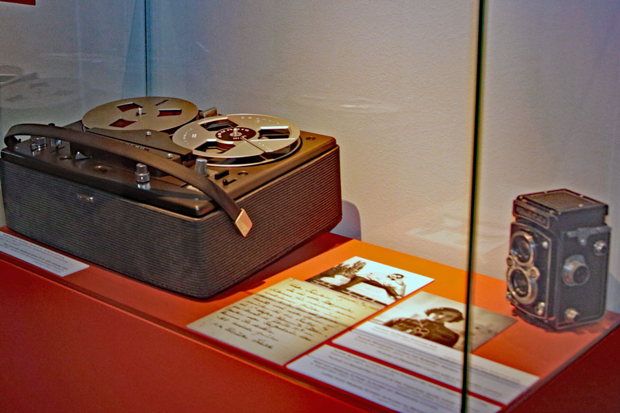 Magnetophonapparat und Kamera von A. Comini © Egon Schiele Museum Tulln