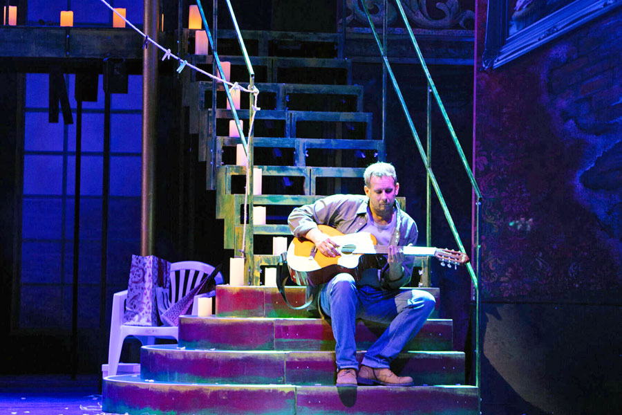 Jakob Kücher mit Gitarre © Foto Hofer