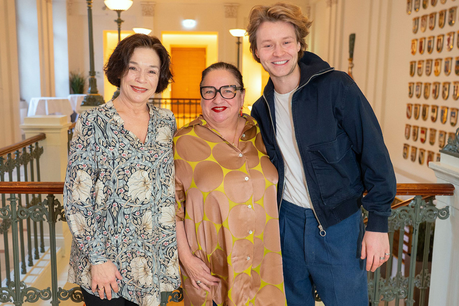 Julia Stemberger & Maria Happel mit Nils Arztmann © Andreas Tischler Julia Stemberger & Maria Happel mit Nils Arztmann © Andreas Tischler