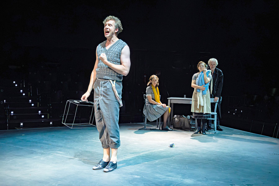 Schemarjah (Gregor Schulz), Mirjam (Katharina Lorenz), Deborah (Julia Stemberger), Mendel Singer