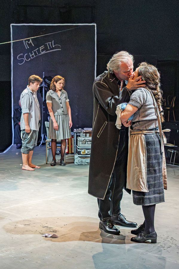 hinten: Jonas (Alex Kapl), Mirjam (Katharina Lorenz), vorne: Mendel Singer (Joseph Lorenz)