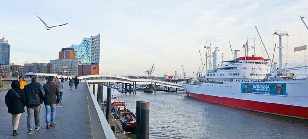 Der Hafen von Hamburg mit Blick auf die Elbphilharhomie