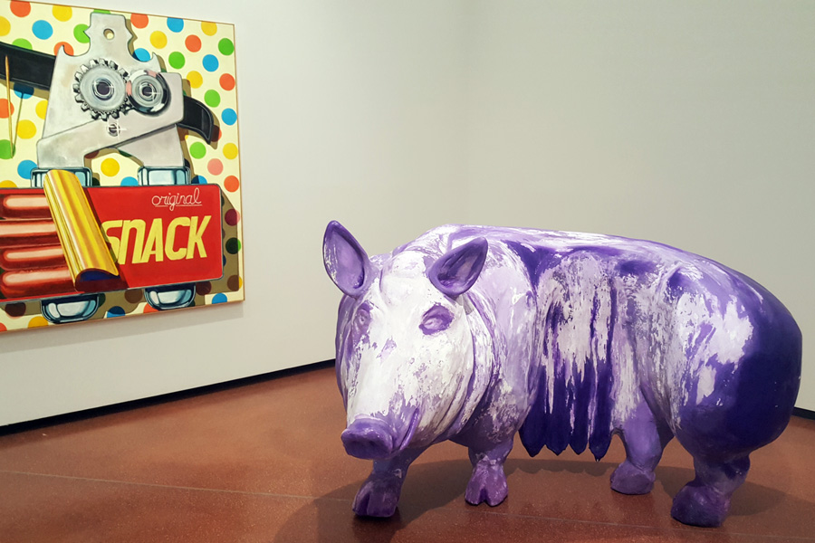 Animalia, Ausstellungsansicht, l.: Kristof Santy, r.: Lena Henke Animalia, Ausstellungsansicht, l.: Kristof Santy, r.: Lena Henke