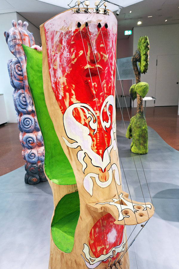 Momus, 2011, Lindenholz, Akrylfarbe, Gitarrenmechanik und Saiten