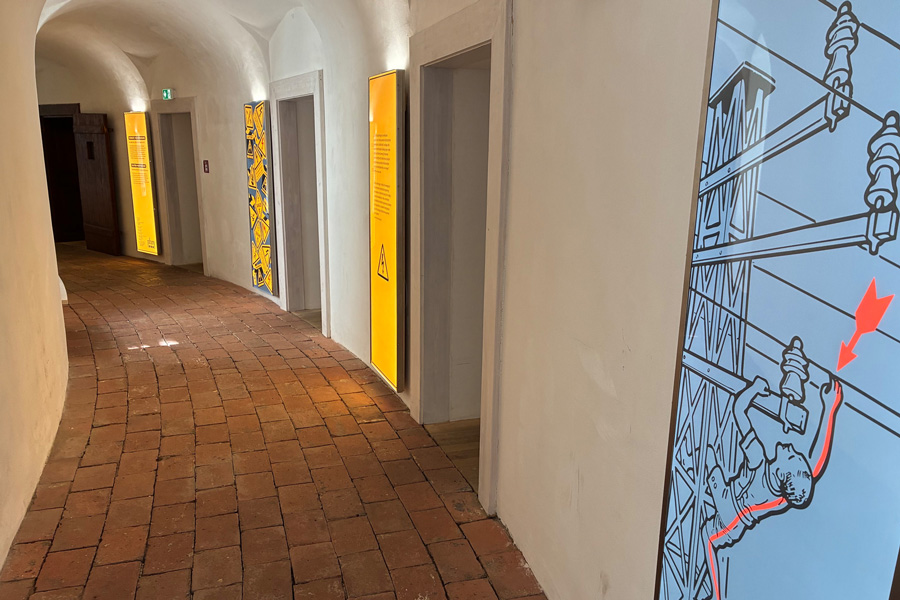 Die Rundung im Eingangsbereich zur Ausstellung