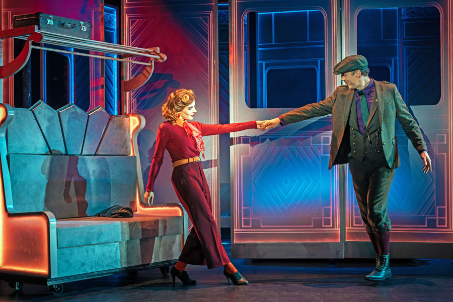 Pamina Lenn (Mary Debenham), Sebastian Achilles (Oberst Arbuthnot) © Nico Moser