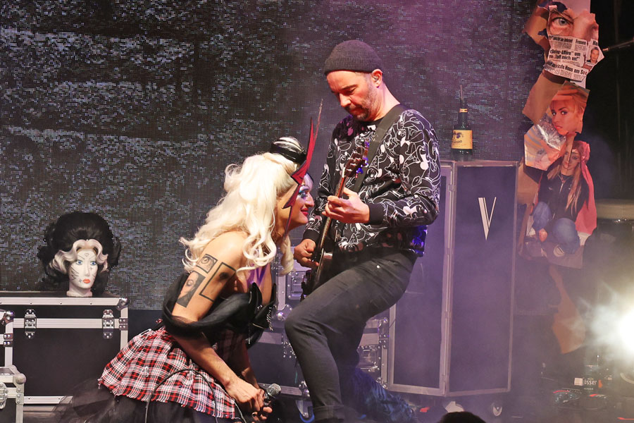 Hedwig Drew Sarich und Gitarrist Chris Harras © Katharina Schiffl