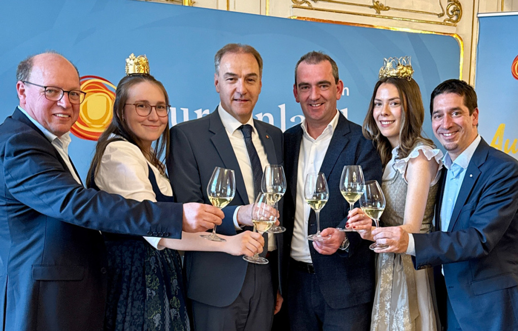 v.l.n.r.. Andreas Liegenfeld, Weinkönigin, LR Dr. Leonhard Schneemann, Herbert Oschep, Weinkönigin