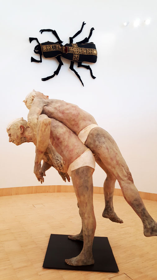 o.: Gudrun Kampl, Schwarzer Käfer, 2010-11, u.: Virgilius Moldovan, Die Päpste, heilende Akrobatik, 