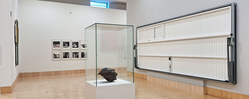 De Sculptura, Aussstellungsansicht (rechts: Garagentor von Andreas Slominski)