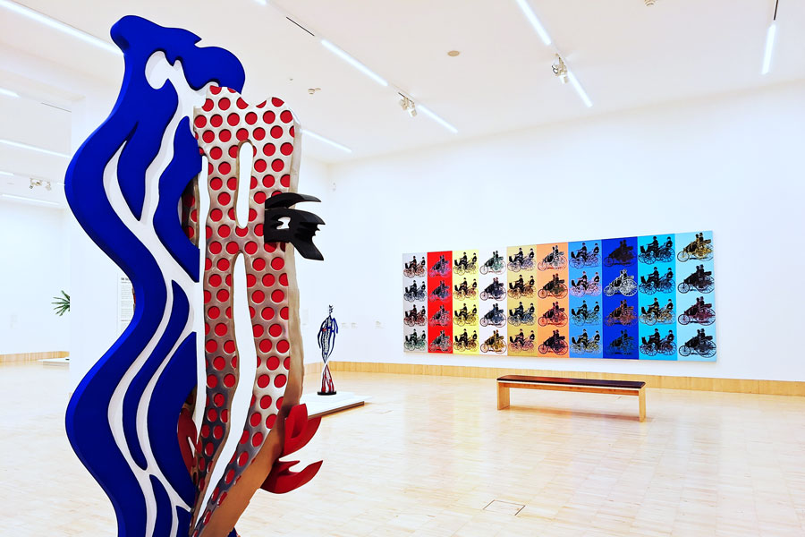 vorne und Mitte: Roy Lichtenstein, hinten: Andy Warhol