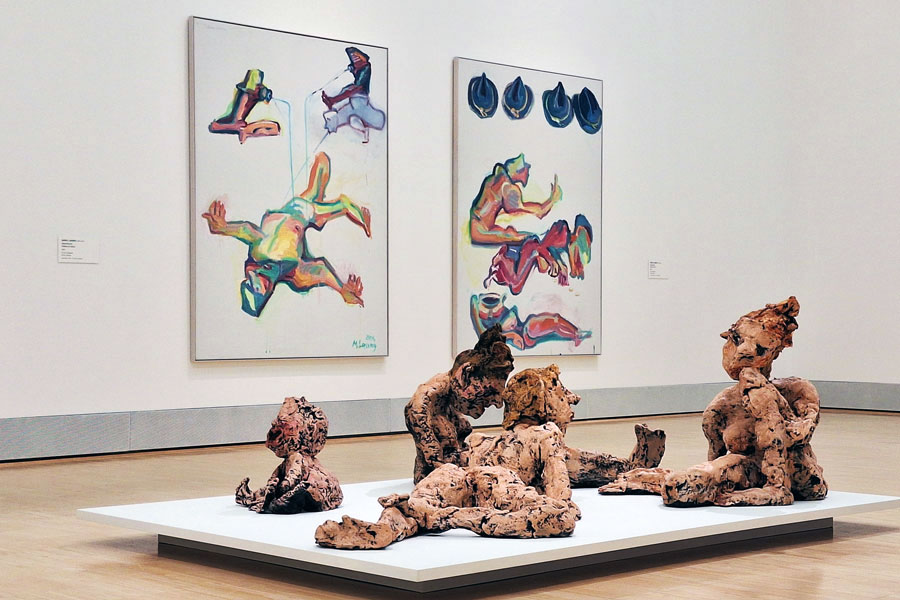 Vorne: Eva Beresin, Skulpturengruppe, hinten: Werke von Maria Lassnig 