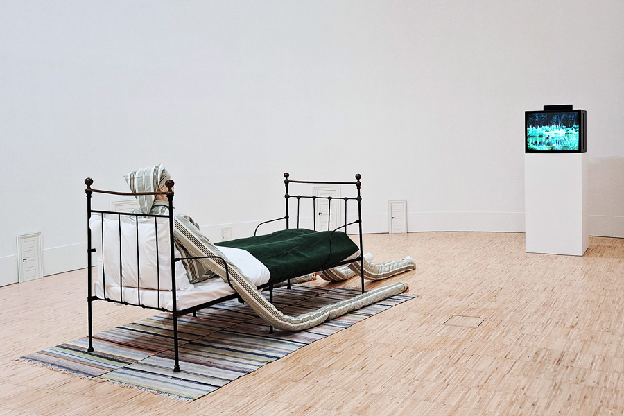 Peter Land, Ohne Titel (Mann im Bett, kleine Türen) 2006