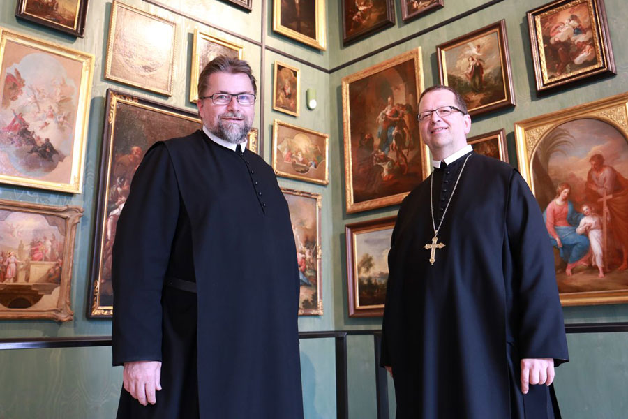Prior Michael Hüttl und Abt Thomas Renner (v.l.n.r.) in der Sammlung Arnold © Andreas Anker