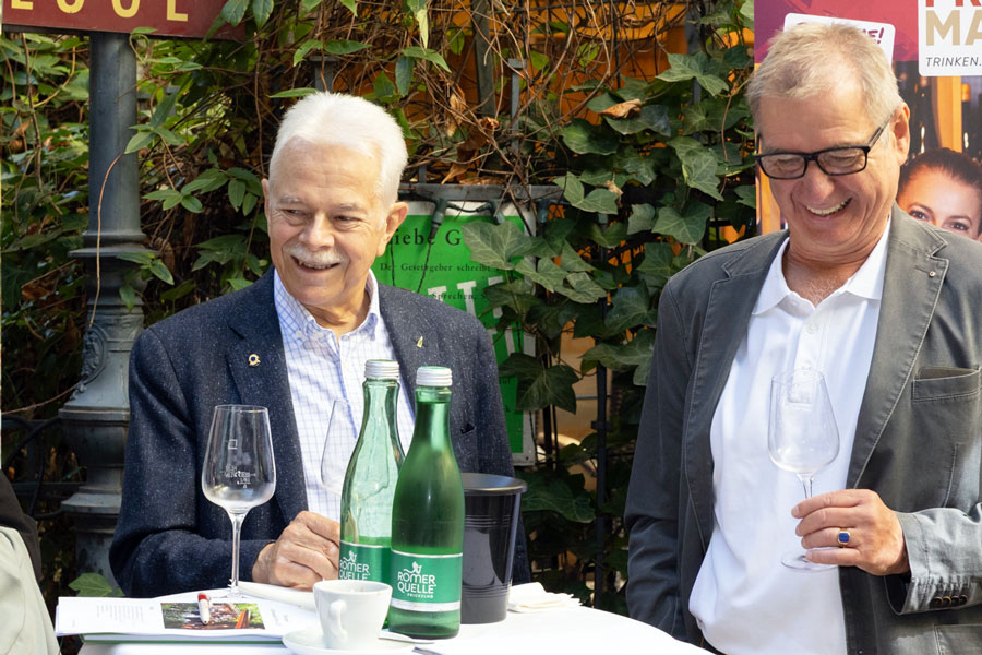 Zwei Mitglieder der Jury erwarten die Einreichungen: Walter Kutscher, Wolfgang Schmid Zwei Mitglieder der Jury erwarten die Einreichungen: Walter Kutscher, Wolfgang Schmid