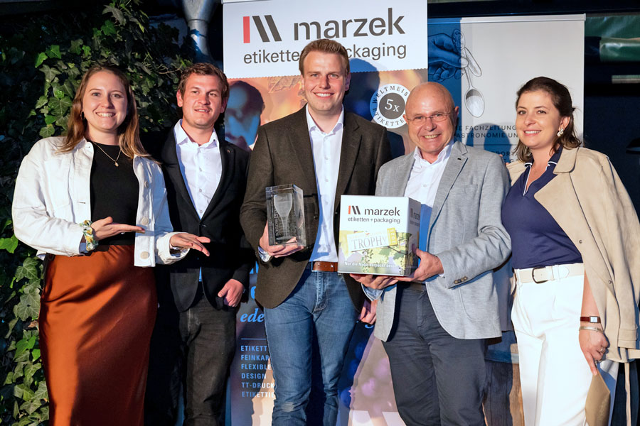 Johannes Michael Wareka mit Familie überreicht den Preis der Fa. Marzek © Daniela Hödl