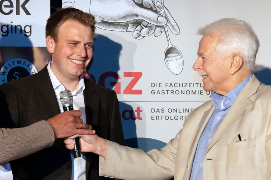 Einer der ersten Gratulanten: Prof. Dr. Walter Kutscher © Daniela Hödl Fotografie
