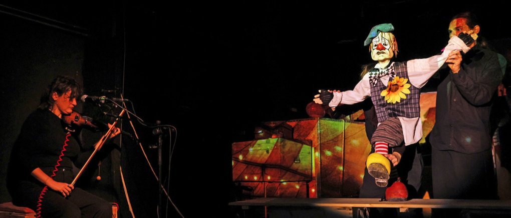 Circus Archetypus, Szenenfoto mit Roxanne Szankovich und dem Clown © Barbara Pálffy