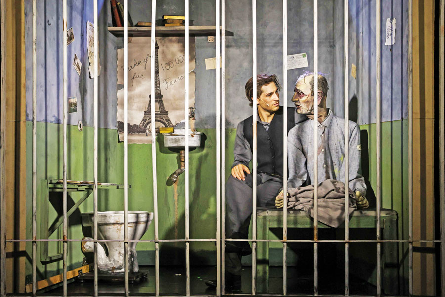 Angelo Konzett mit Viktor Lustig in der Zelle © Barbara Pálffy Angelo Konzett mit Viktor Lustig in der Zelle © Barbara Pálffy