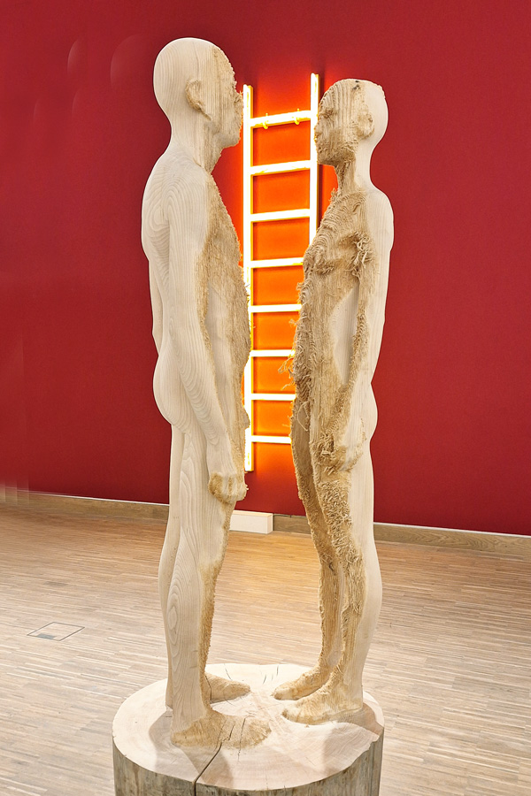 vorne: Aron Demetz, Ohne Titel, 2020, hinten: Billi Thanner, Himmelsleiter 2024