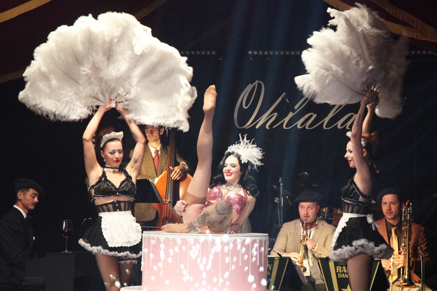 Cake  Jump von Rachel Riot
