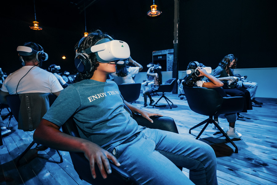 Besucher mit VR-Brille © MAD Besucher mit VR-Brille © MAD