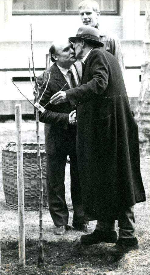 Jospeh Beuys, Oswald Oberhuber, Baumbepflanzung im Garten und vor der Hochschule