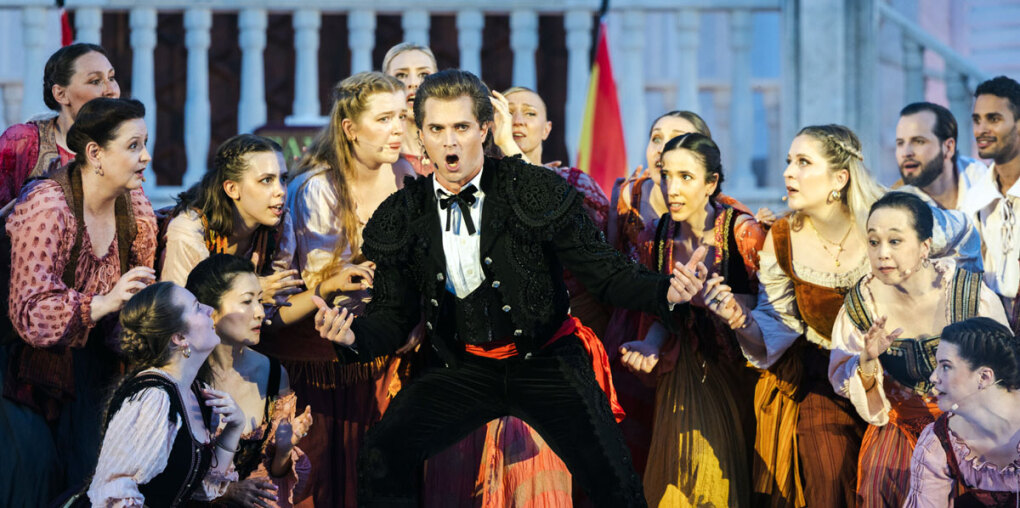 Escamillo mitten in seinen Bewunderern © Wiener Opernsommer