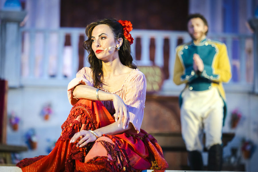 Carmen lauscht der Liebeserklärung von Don José © Wiener Opernsommer
