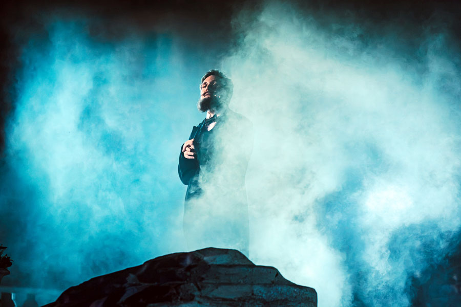 Georges Bizet (Hosea Ratschiller) in Nebelschwaden © Wiener Opernsommer